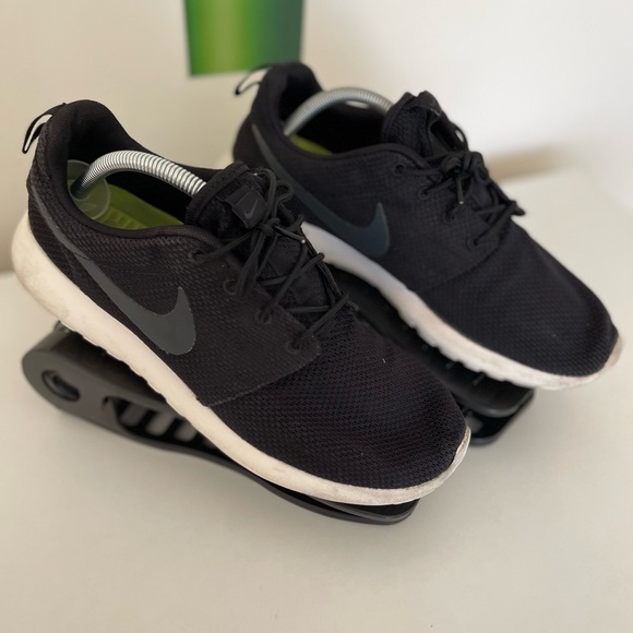 Nike Mens Black Roshe - Picture 1 of 6